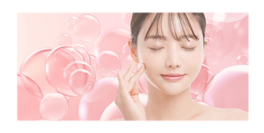 目を瞑り頬を触る女性