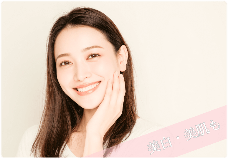頬に手を当て笑顔の女性